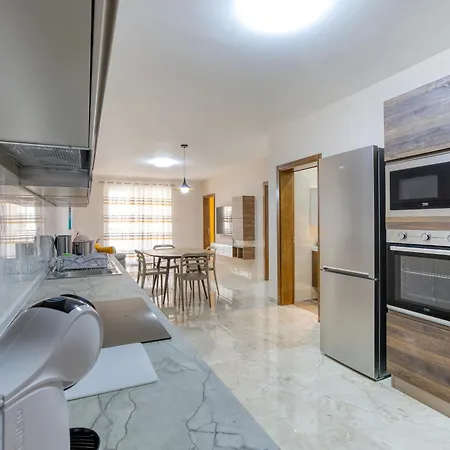 Modern 3br Close To Sliema's Promenade By 360 Estates سليمة